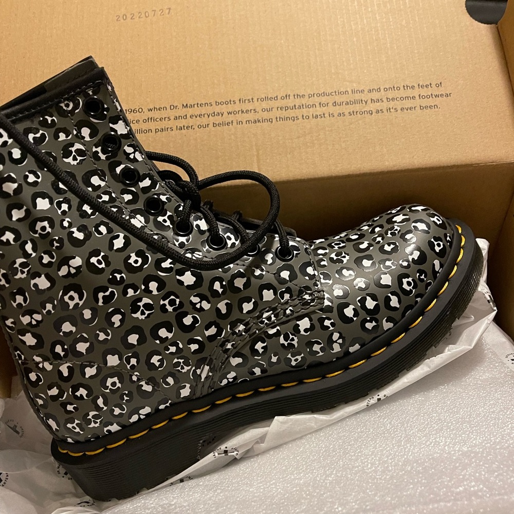 New Dr Martens smooth leather leopard 1460 boots doc martens lace up black/white - Picture 6 of 10